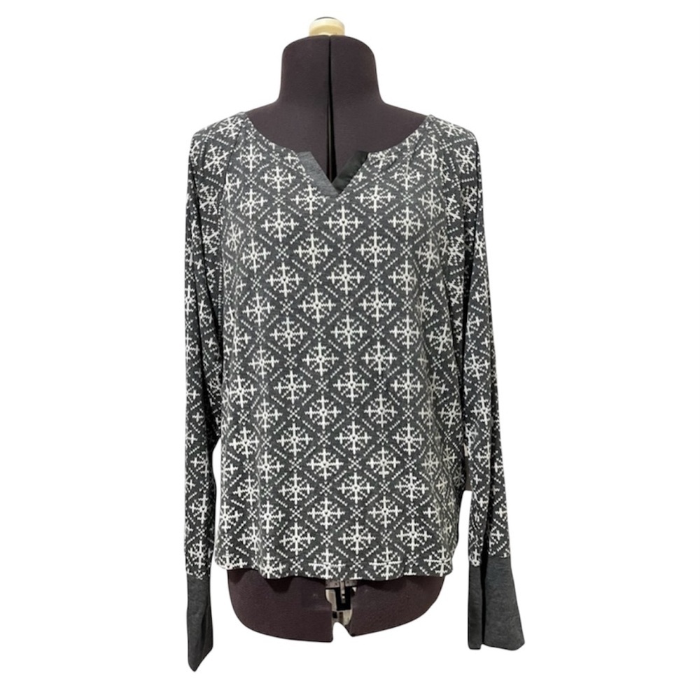 Love by GAP Gray/White Snowflake Patterned Pajama Top Size S